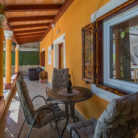 Lucky Villa *
